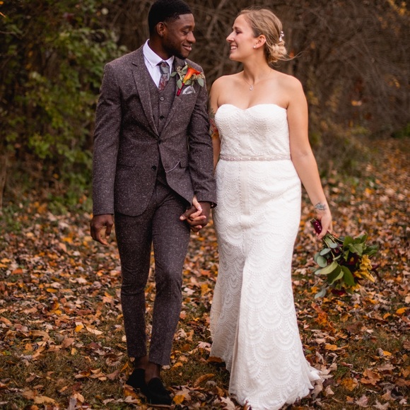 Wedding dress - Picture 2 of 3